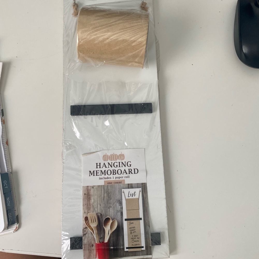 Hanging memo board